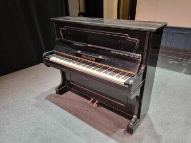 wunderschönes schwarzes Klavier als Deko